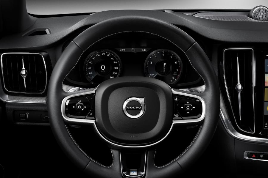 Панель приборов Volvo S60 T6 R-Design 2018 года  (WW) (фото 33 из 63)